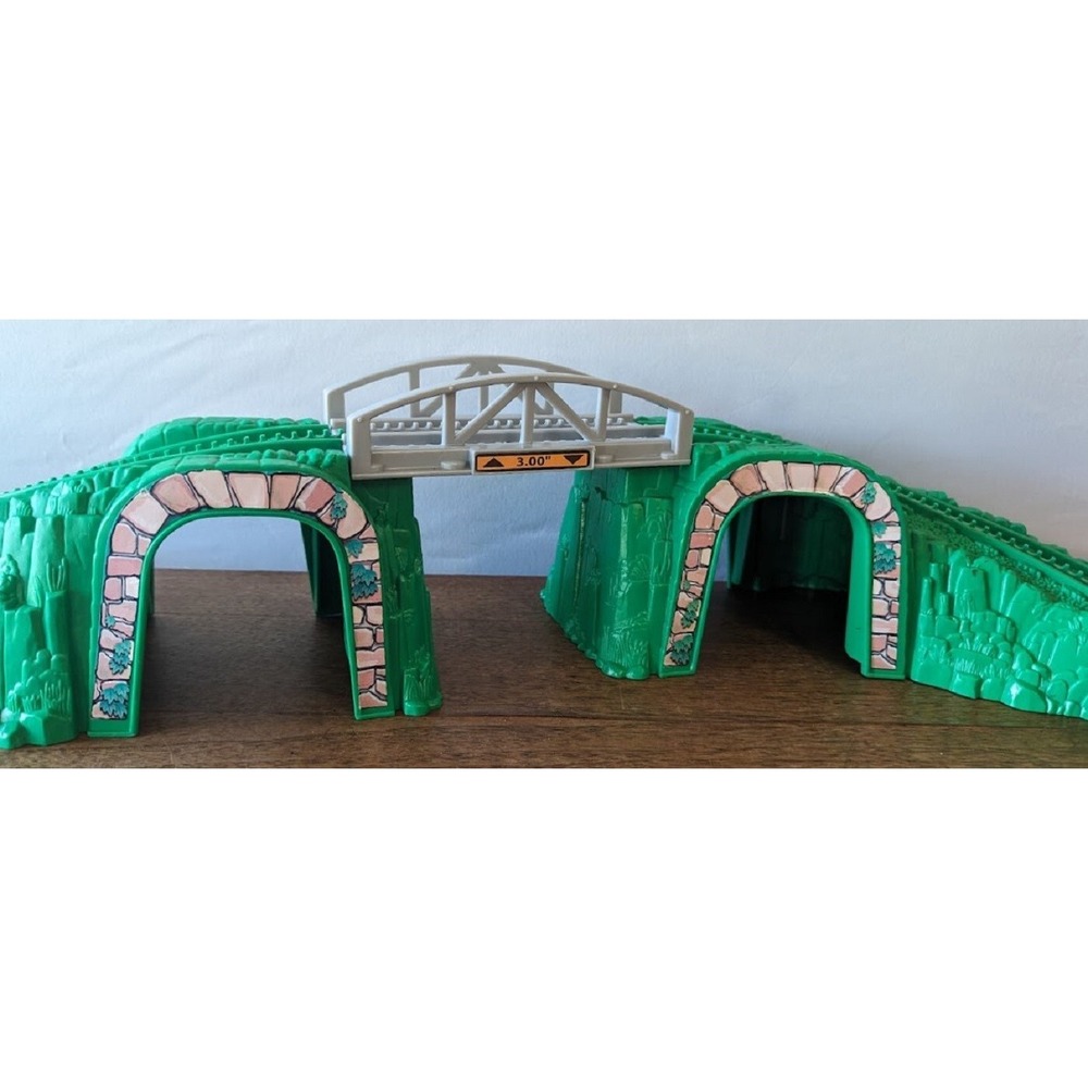 GeoTrax Train Green Mountain Bridge Tunnel Fisher Price, Tunnels + Center Bridge